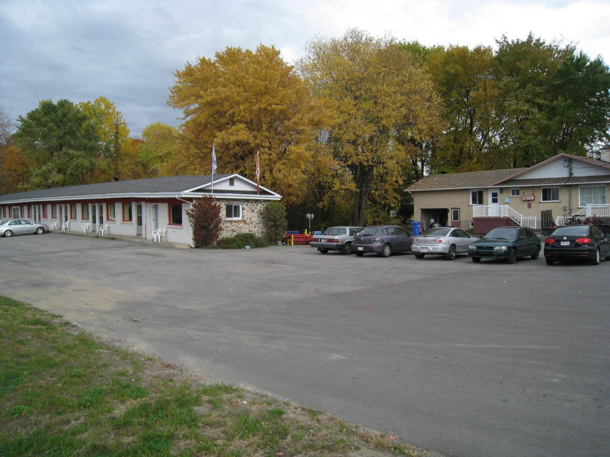 Motel Des Erables Coteau-du-Lac Exterior photo